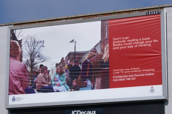 No confíes en nadie que esté leyendo un libro. Los libros podrían cambiar tu vida y tu manera de pensar. No seas uno de ellos. Mira la tele y sigue comprando.