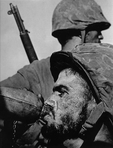 W. Eugene Smith: Soldero en el frente con cantimplora