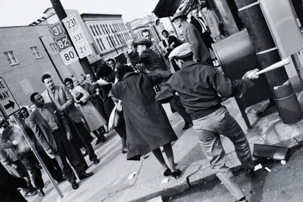 Charles Moore: Hombre golpeando a una mujer negra, 1960-61. 
