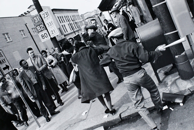 Charles Moore: Hombre golpeando a una mujer negra, 1960-61.