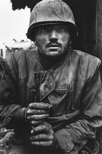 Don McCullin: Un marine en estado de shock a la espera de ser evacuado de la zona de batalla. Hue, Vietnam, 1968