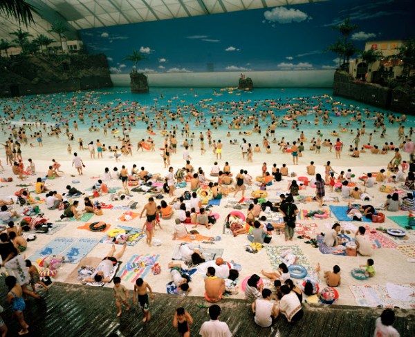 Martin Parr - Artificial Beach Ocean Dome, Japón, 1996