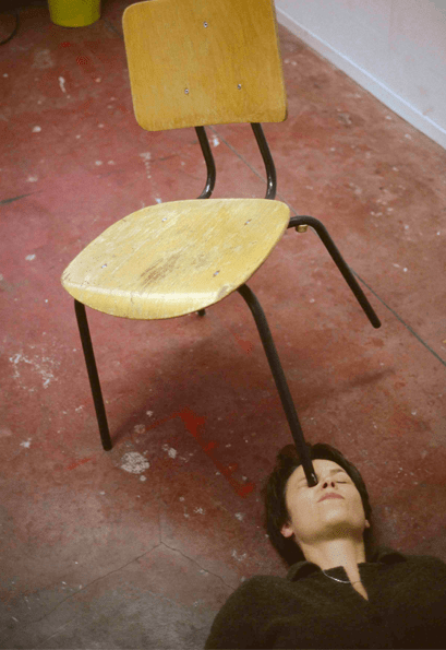 Erwin Wurm: One Minute Sculptures (1997)