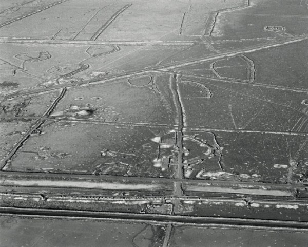Sophie Ristelhueber - À cause de l'élevage de poussière, 1991